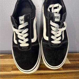 Vans women’s Black and White